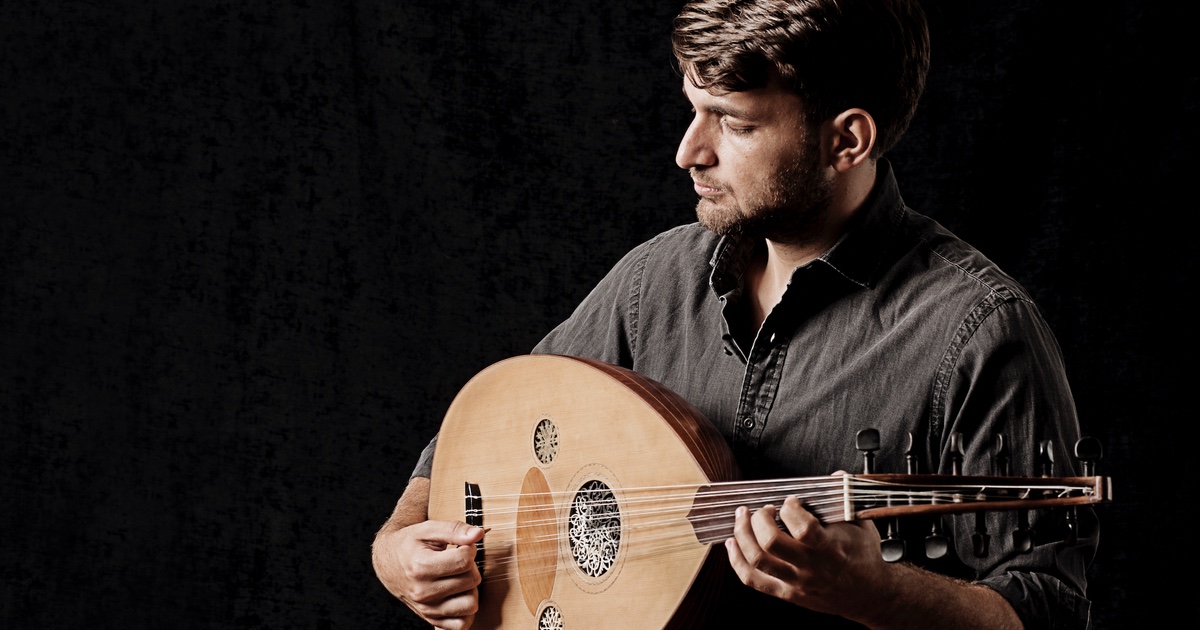 Atahan Çiftçi playing the oud
